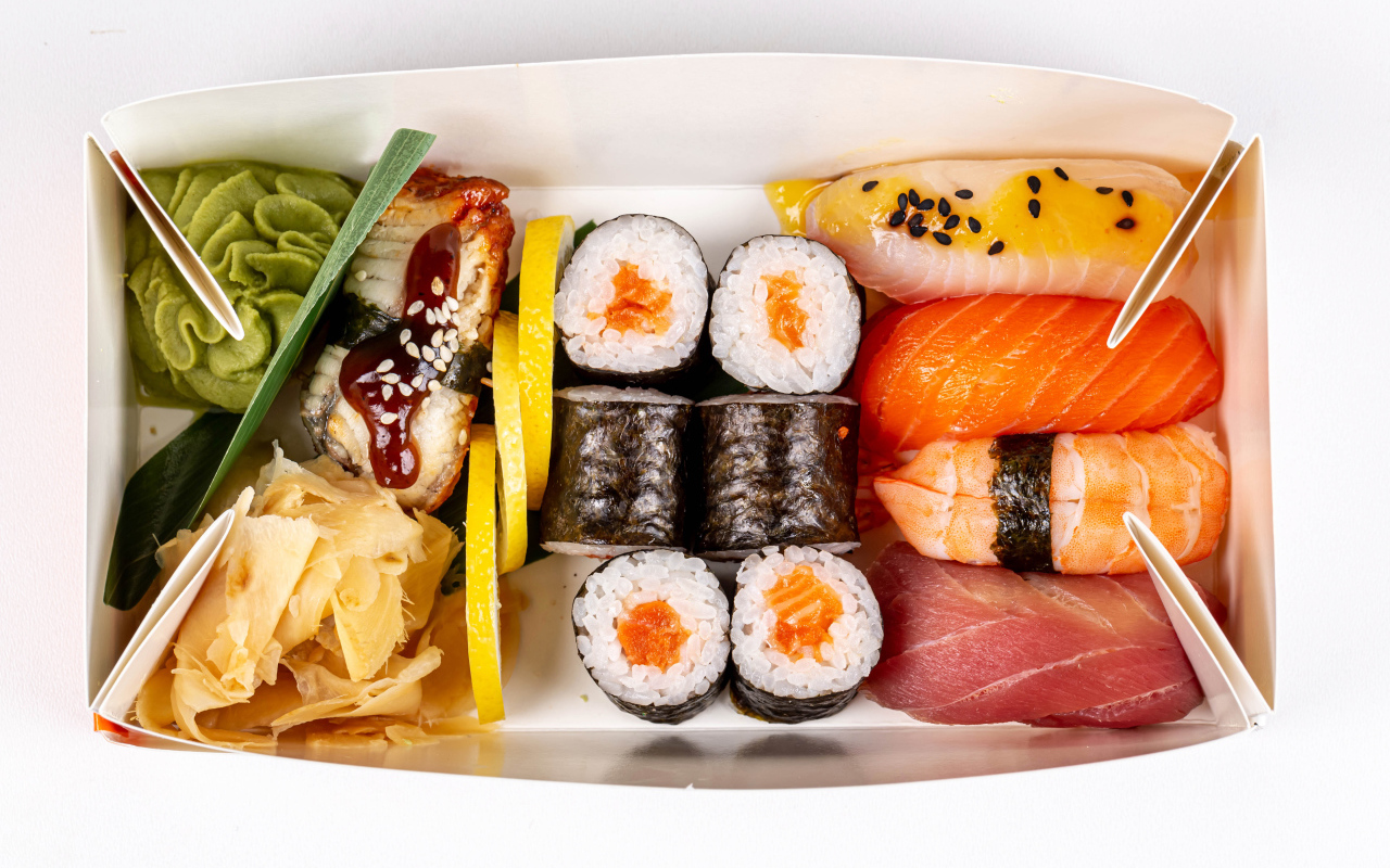 Японские суши в коробке на белом фоне