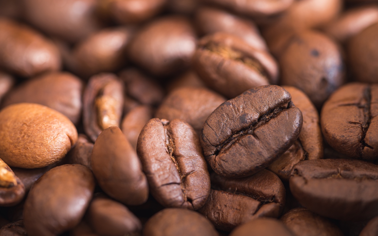 Крупные ароматные обжаренные кофейные зерна 