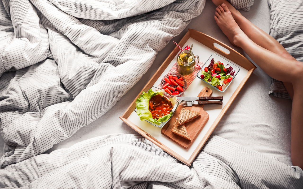 Легкий завтрак в постель для любимой девушки 