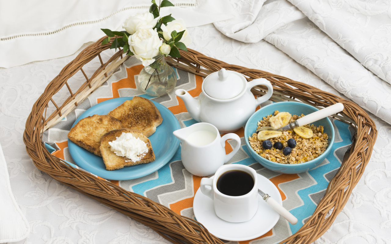 Легкий завтрак на подносе в постель для любимой 