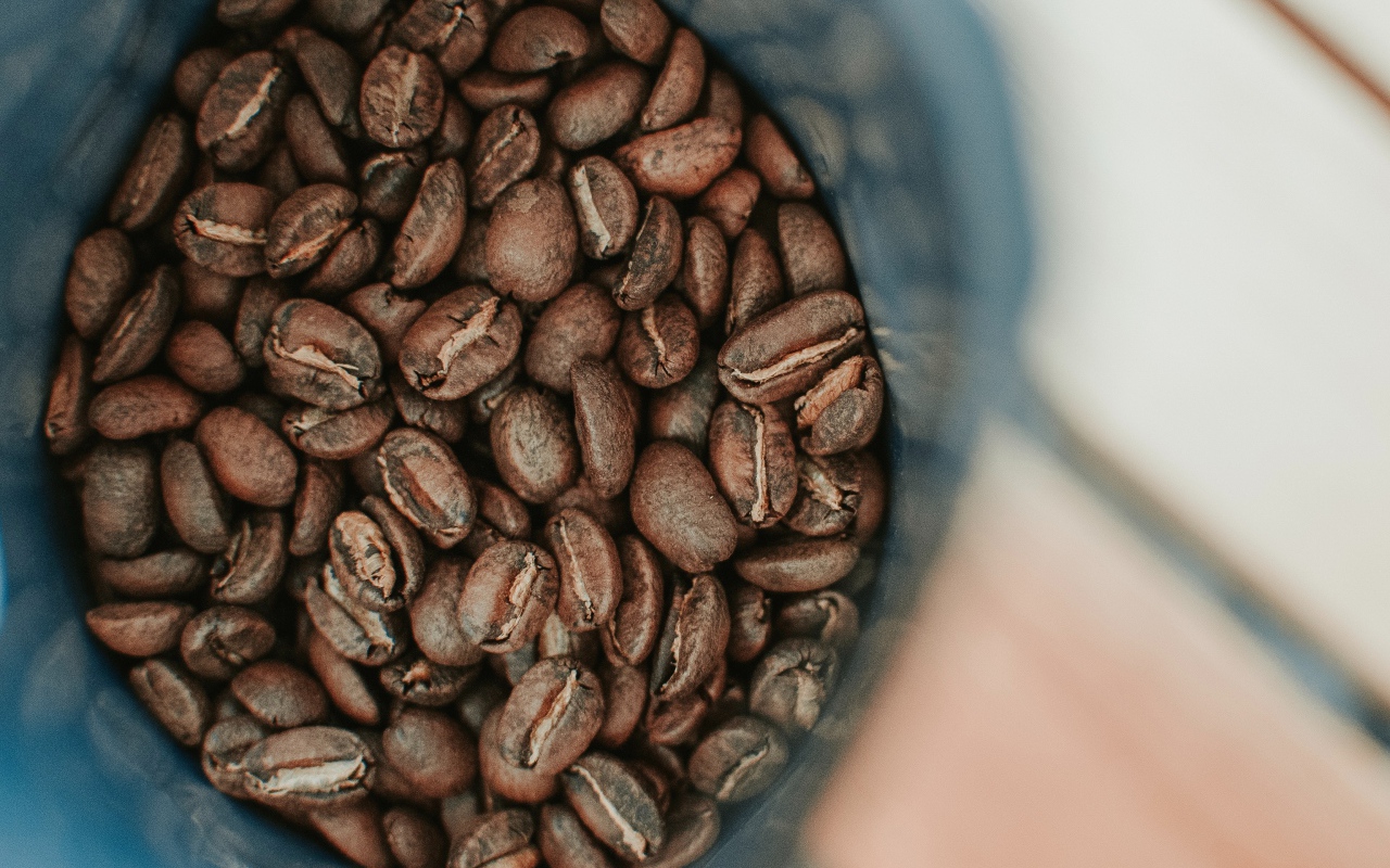 Обжаренные кофейные зерна крупным планом 