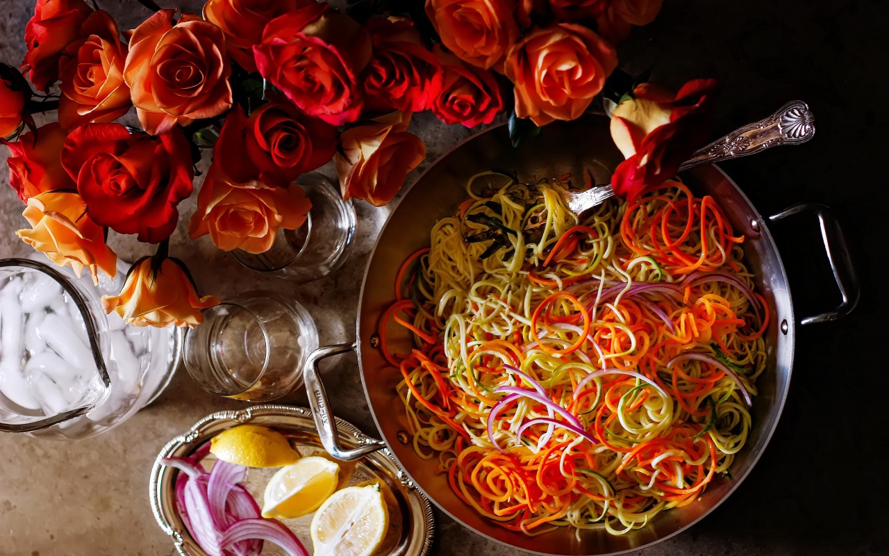 Салат из овощей на столе с розами 