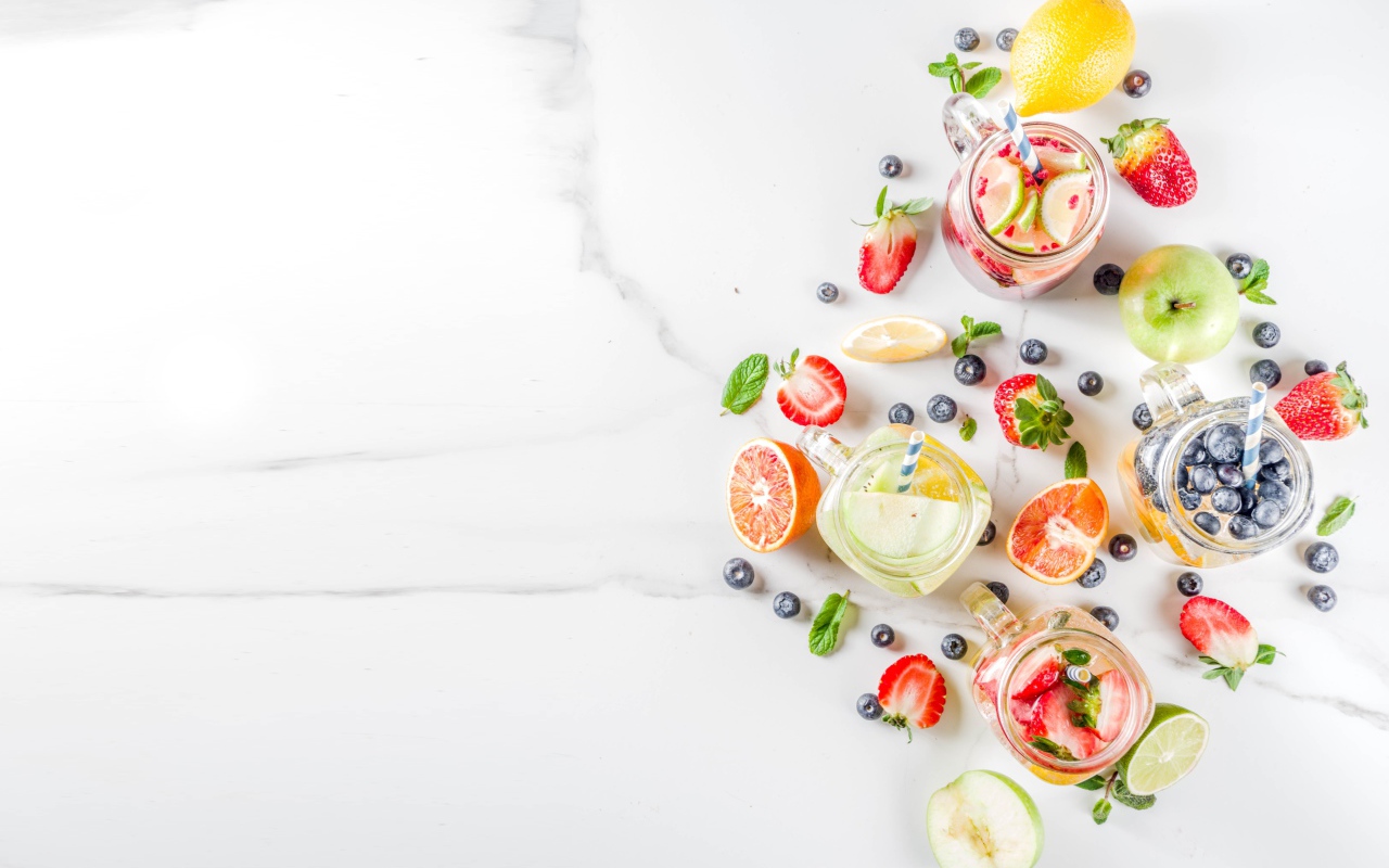 Смузи в баночках на столе с ягодами и фруктами