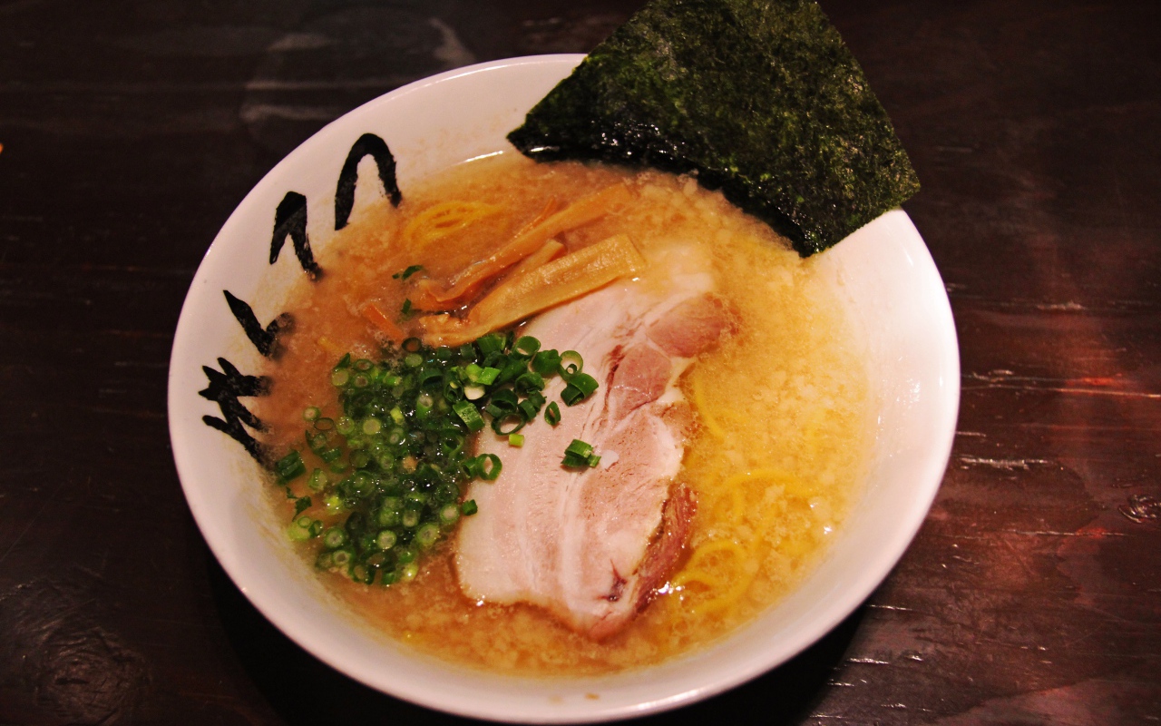 Суп с беконом и зеленью на столе 