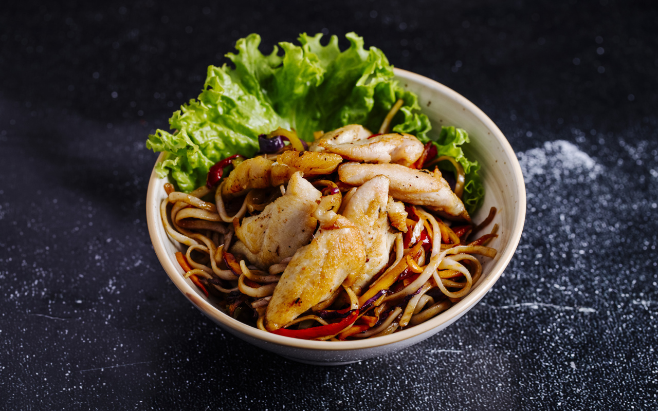 Спагетти в соусе с курицей и листьями салата 