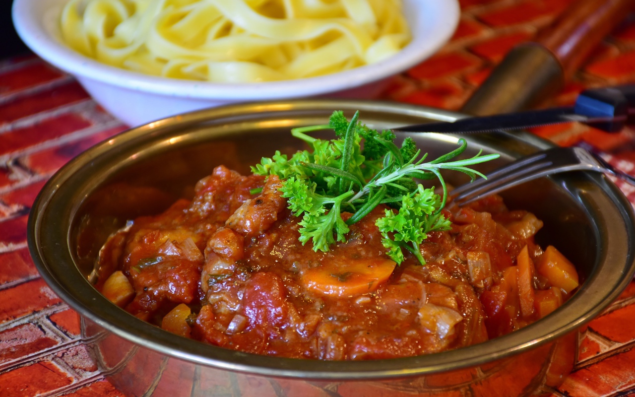 Острое блюдо из овощей в тарелке с петрушкой 