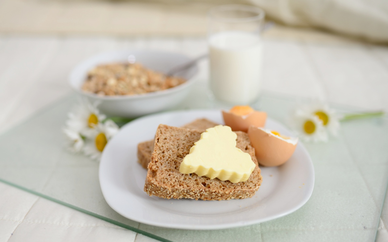 Тосты с сыром и вареными яйцами на тарелке 