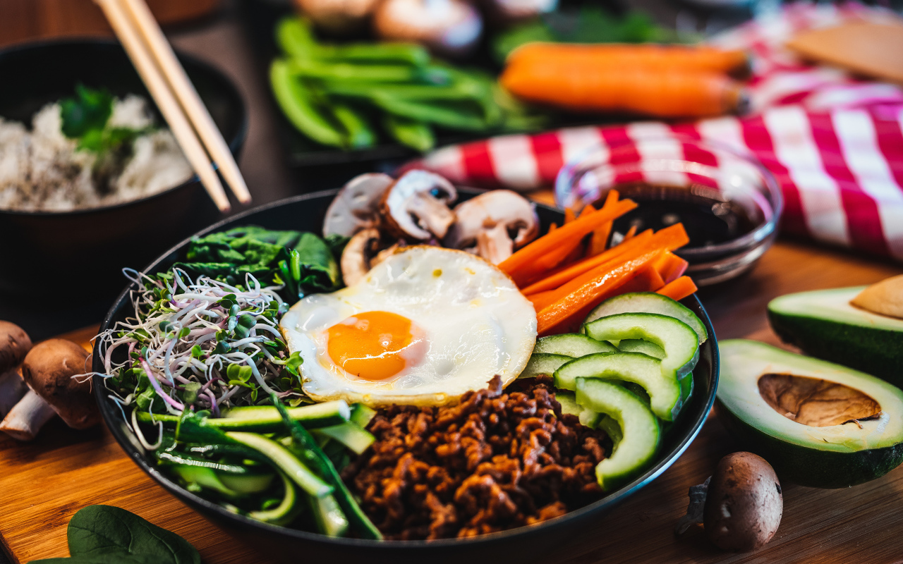 Вегетарианский завтрак на столе с овощами