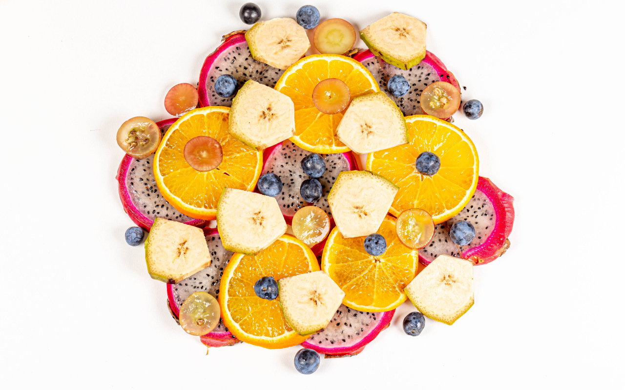 Цитрусовые фрукты с ягодами на белом фоне