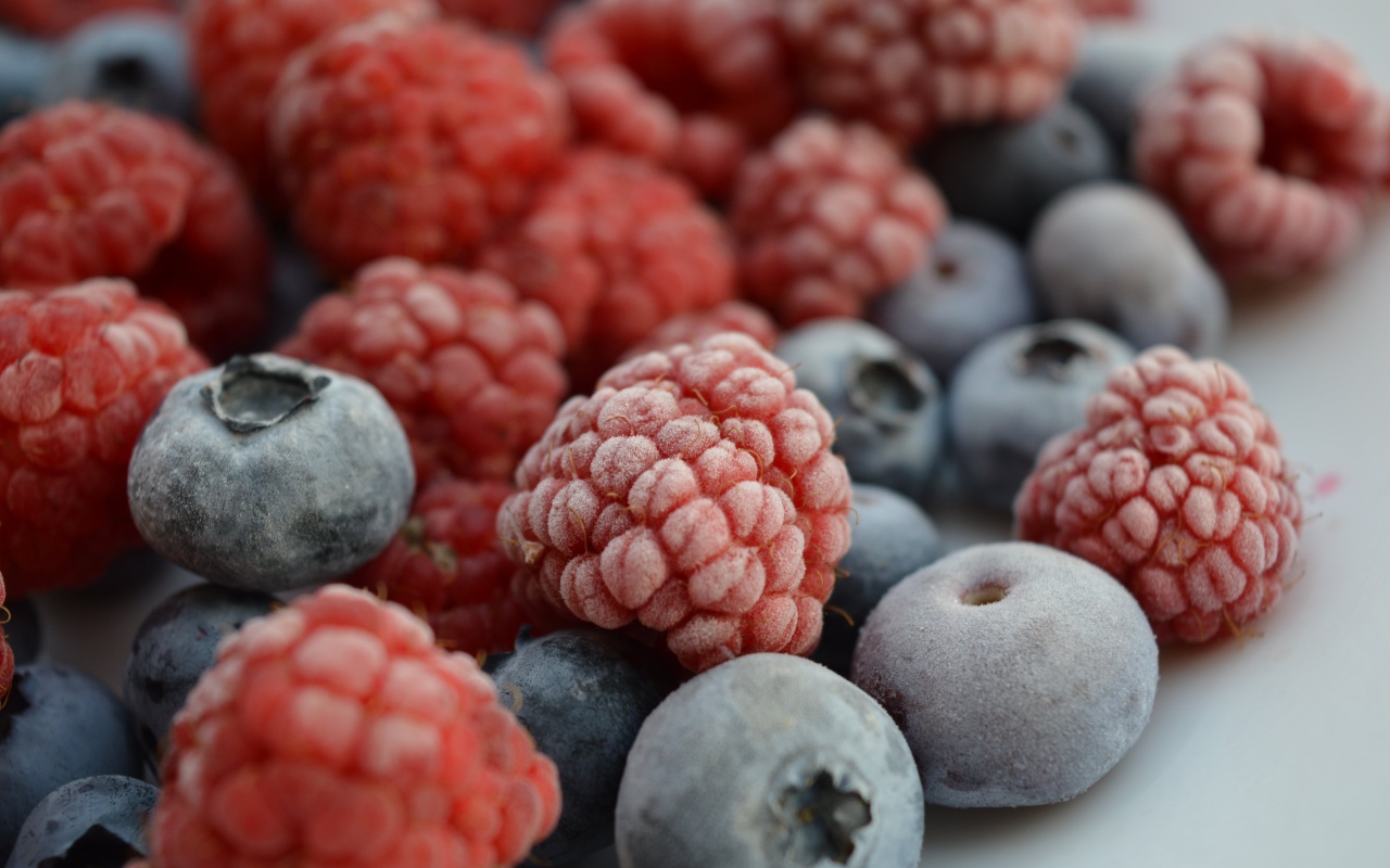 Замороженные ягоды черники и малины на столе