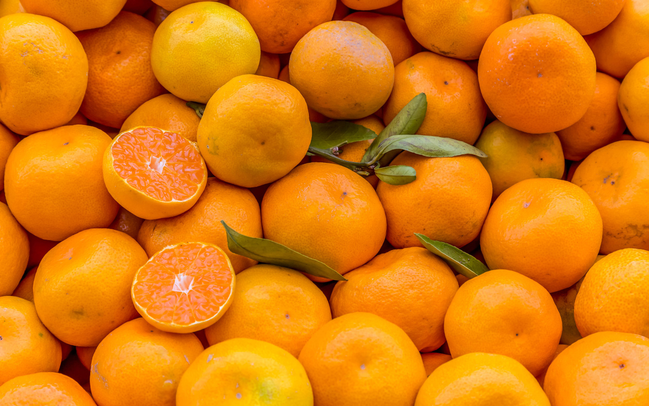 Оранжевые спелые мандарины крупным планом 