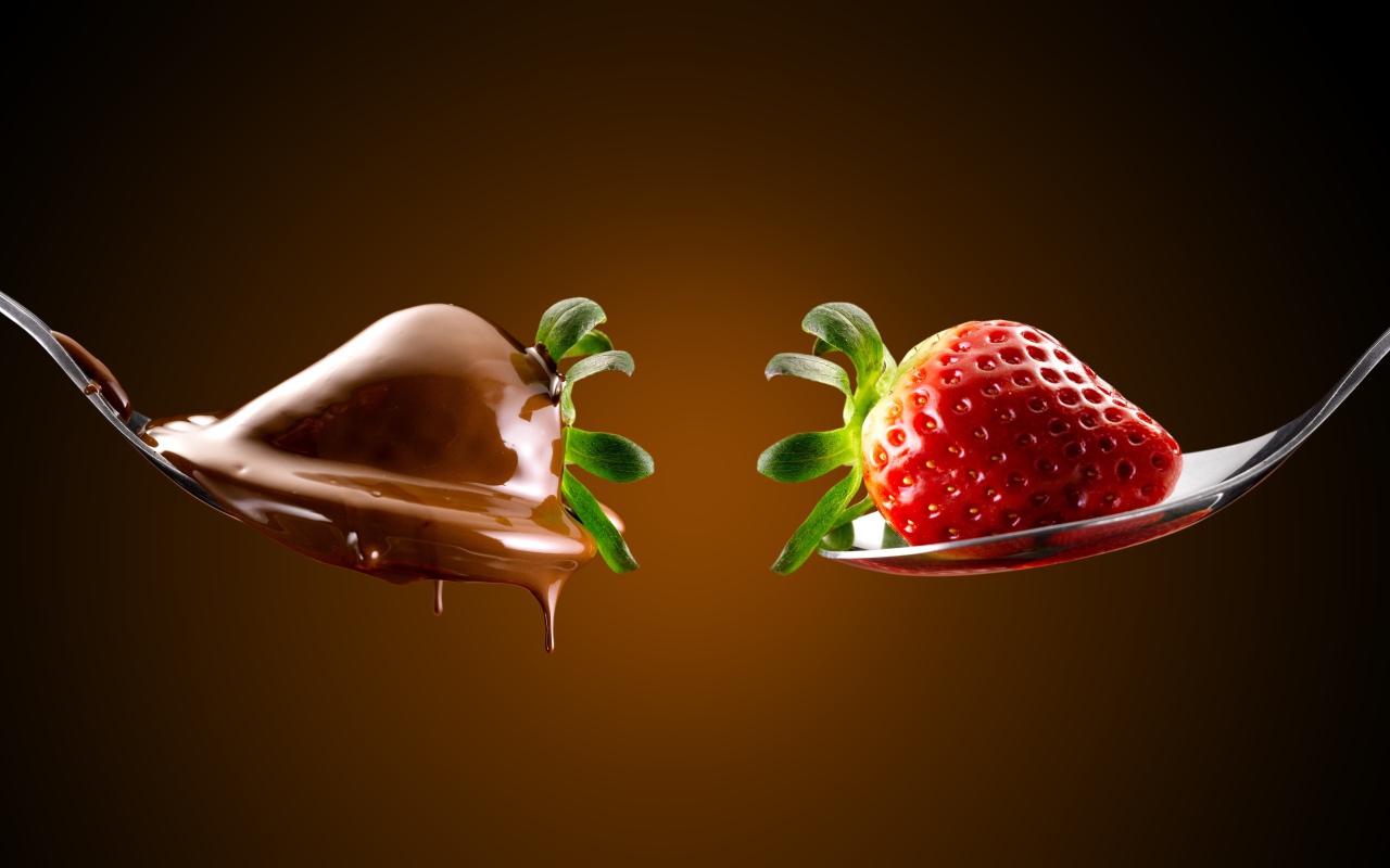 Красная клубника и в шоколаде на ложках 