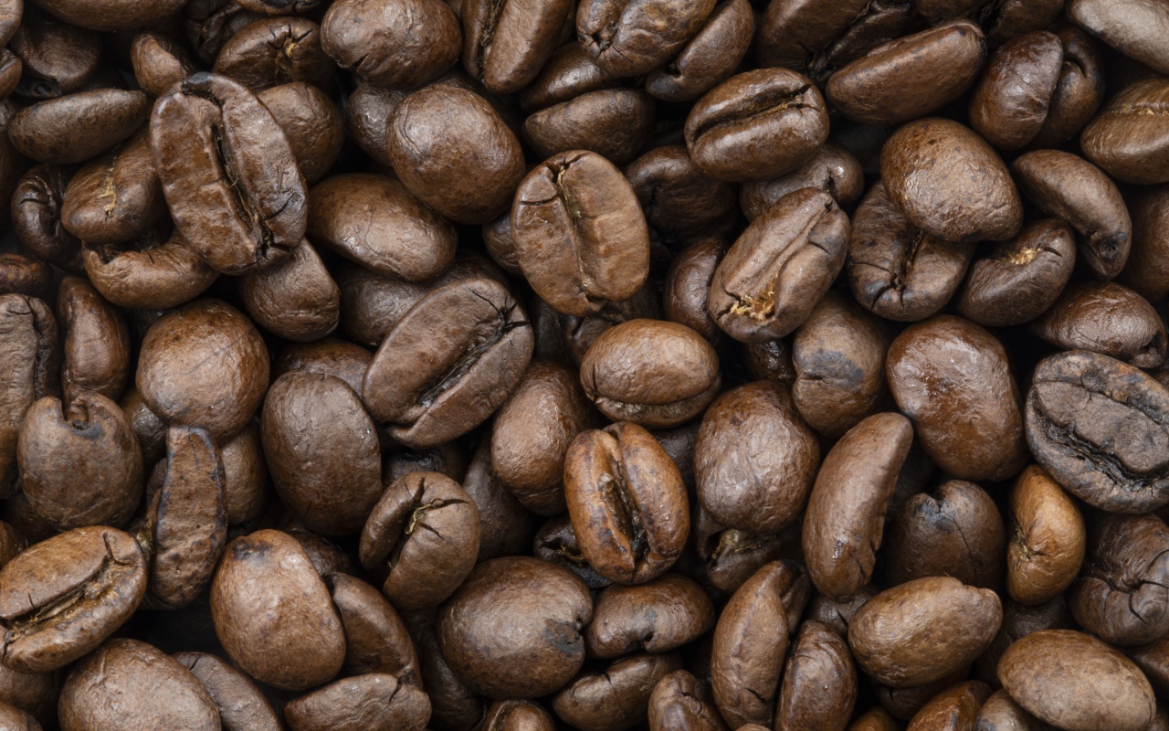 Жареные ароматные  кофейные зерна крупным планом