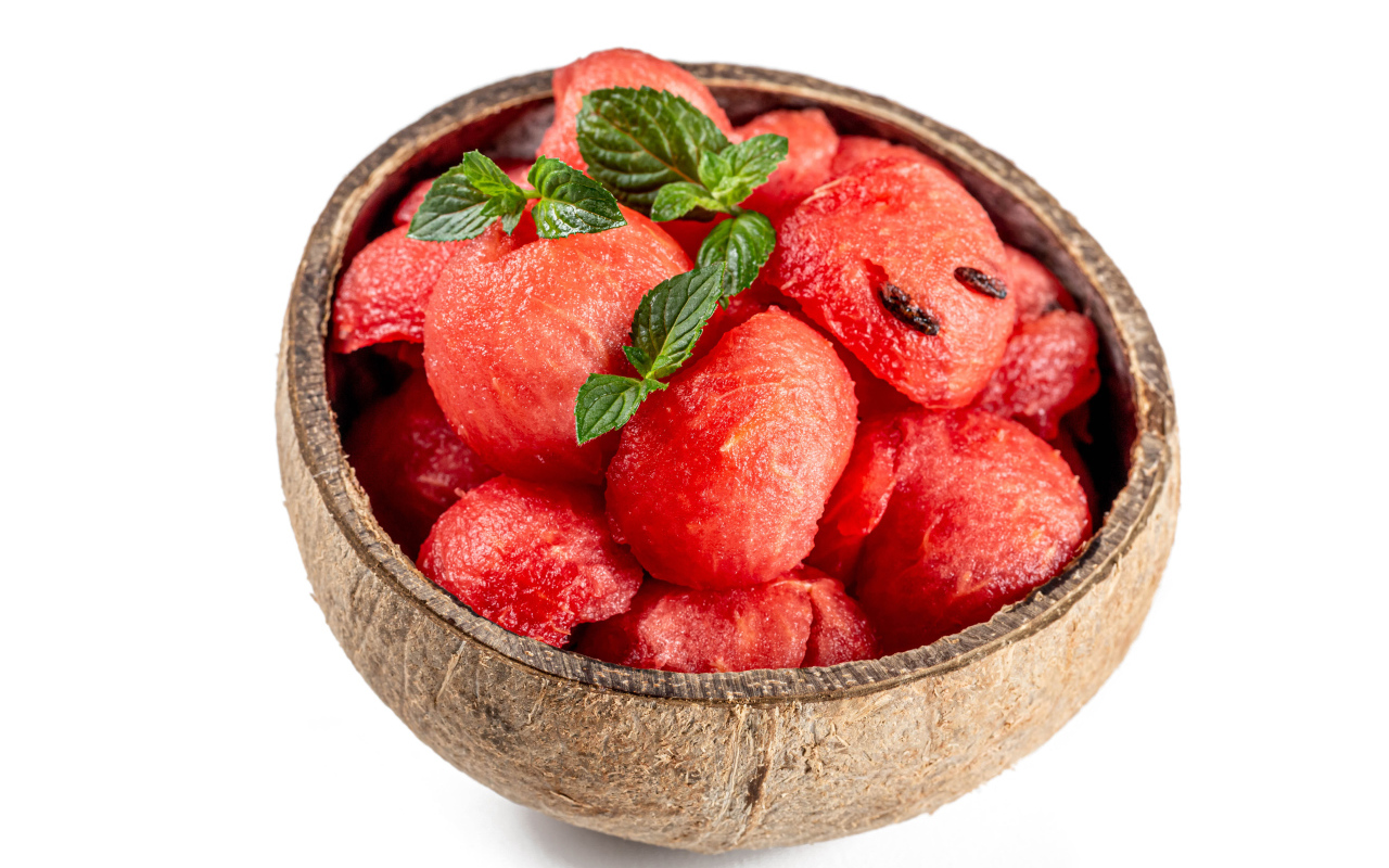 Сладкая мякоть арбуза в миске на белом фоне