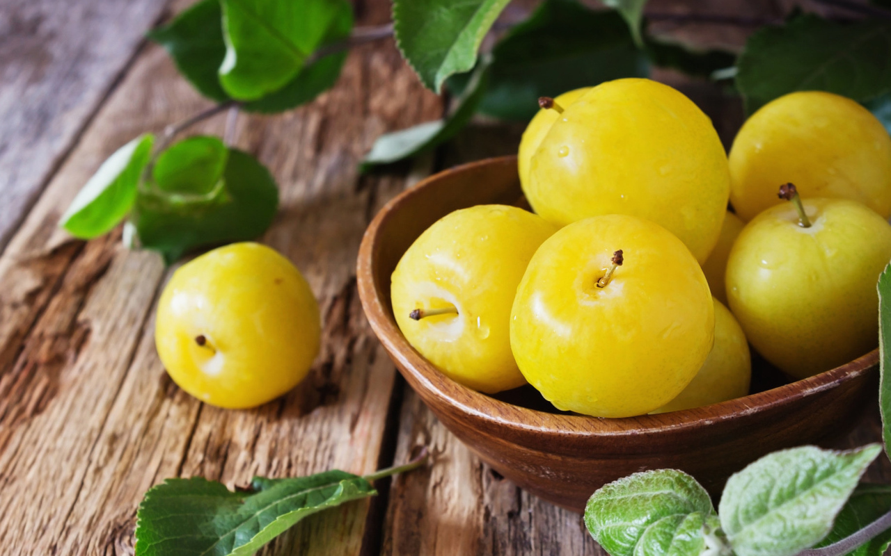 Вкусные желтые сливы в миске на столе