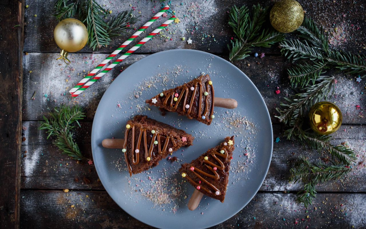 Аппетитное шоколадное пирожное на новый год 