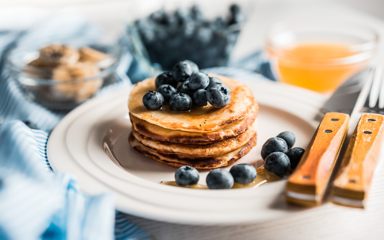 Аппетитные румяные оладьи с медом и ягодами черники