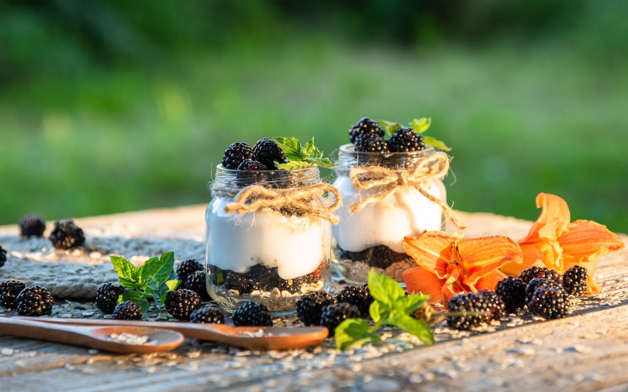 Ягоды ежевики в банках с йогуртом 