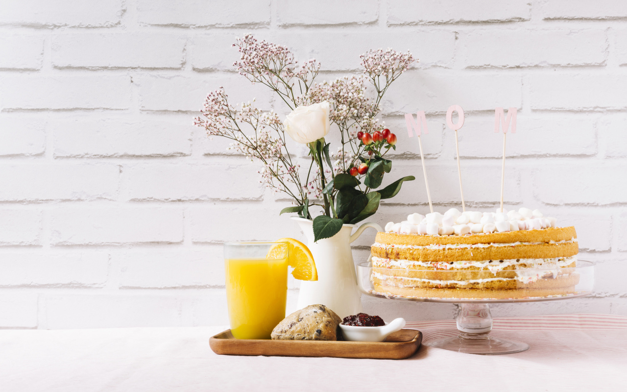 Торт с цветами кексом и соком для мамы