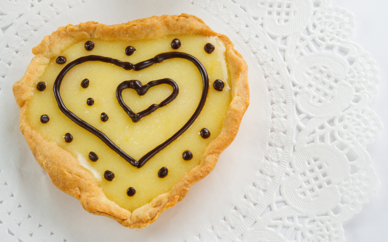 Пирожное с лимонным кремом и шоколадом на столе 