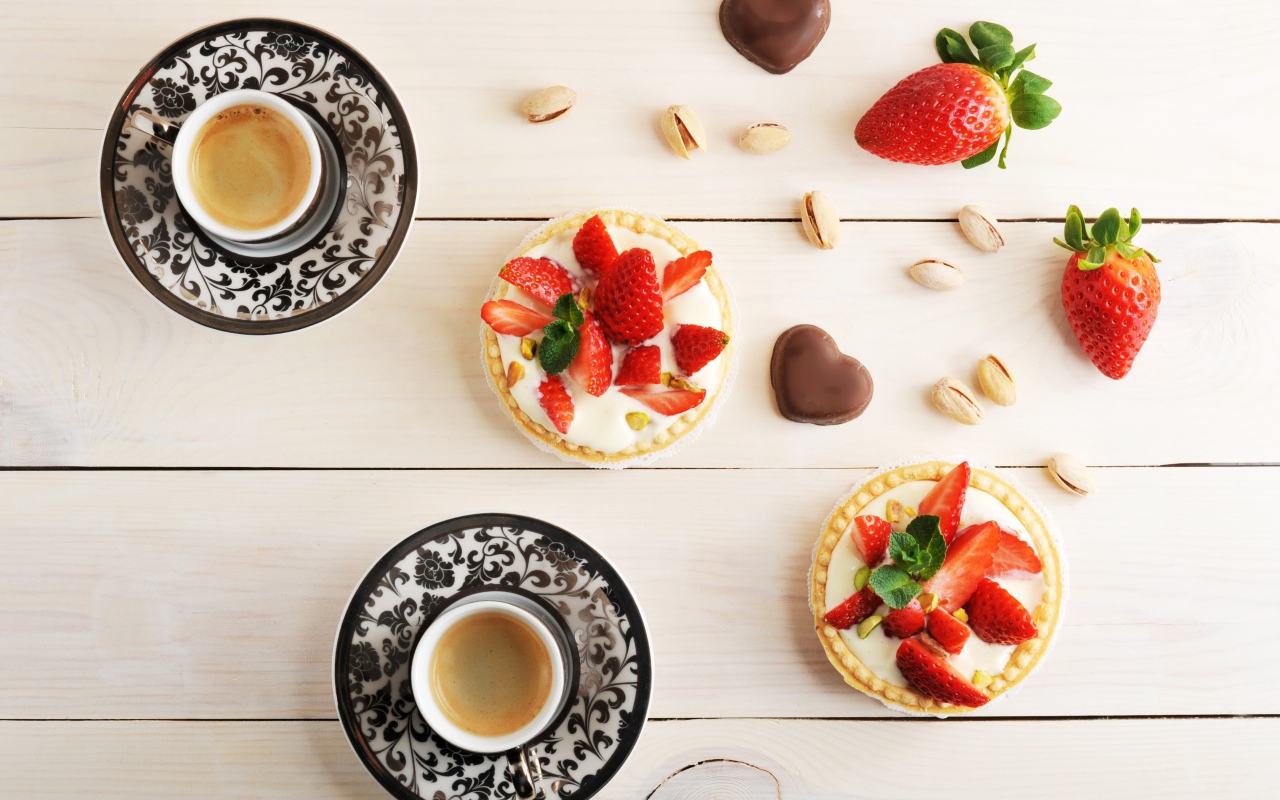 Пирожные с клубникой на столе с кофе