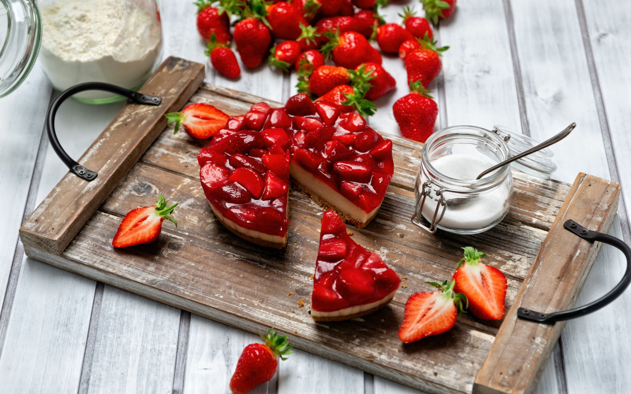 Вкусный чизкейк на столе со свежей клубникой 