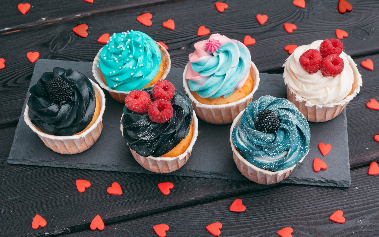 Вкусные кексы с разноцветным кремом 