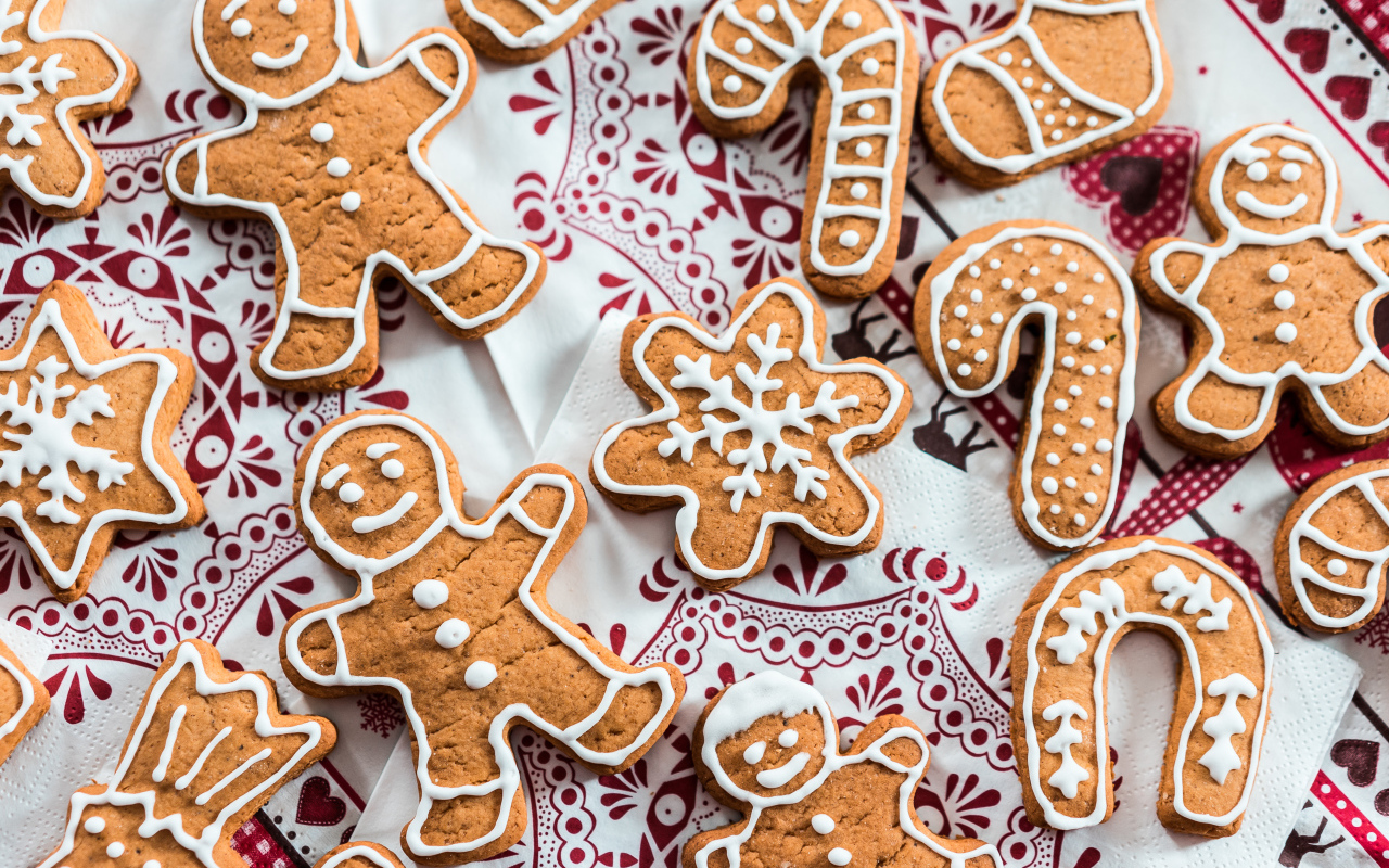 Праздничное печенье с глазурью на столе 