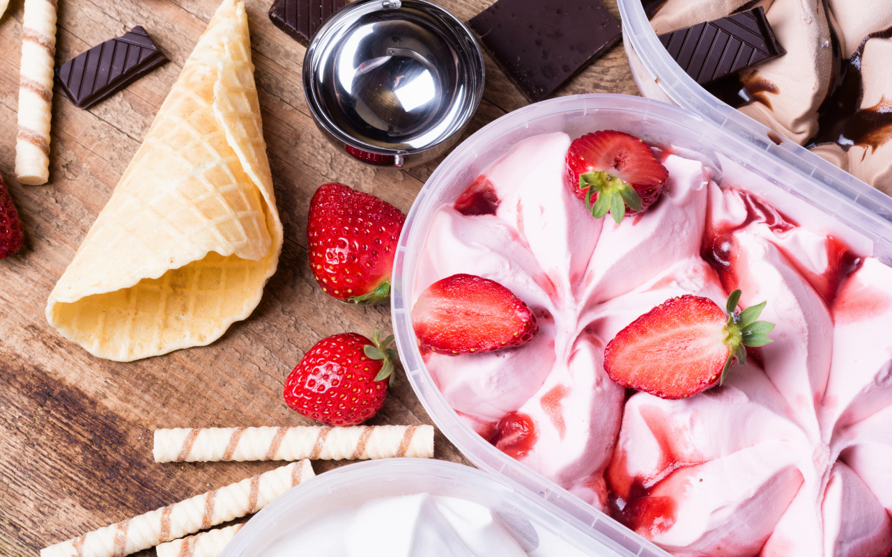 Мороженое на столе с клубникой и шоколадом