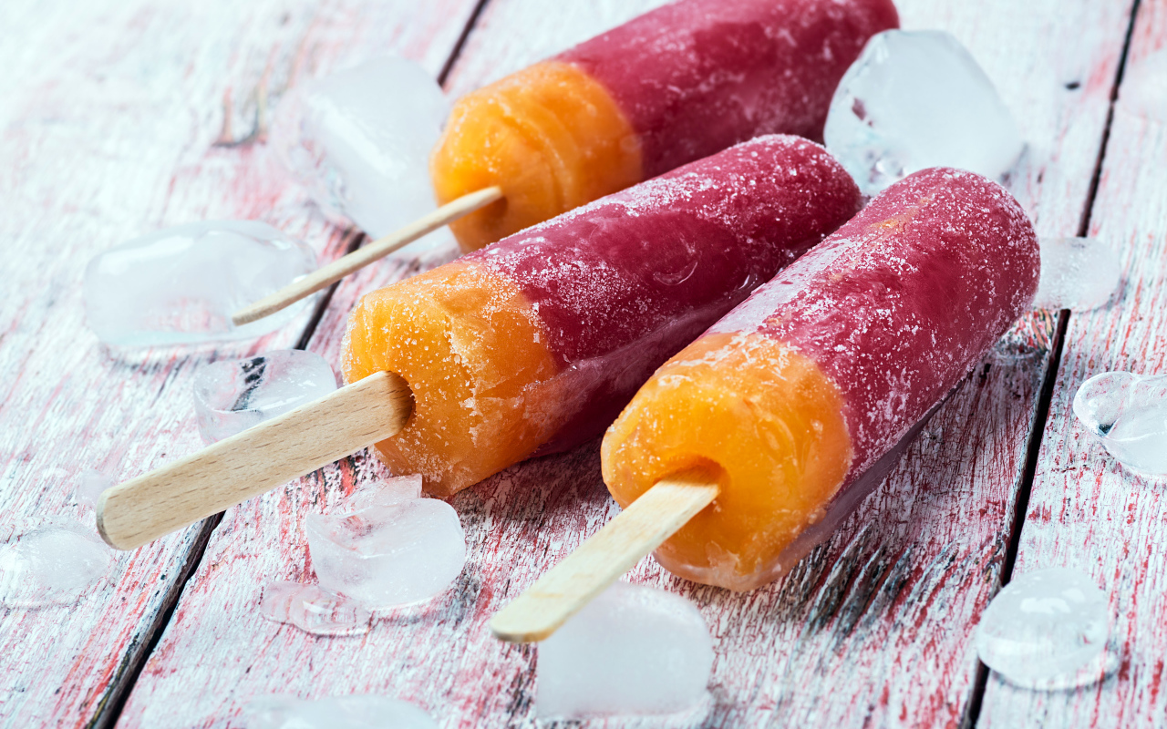 Мороженое фруктовый лед на деревянном столе 