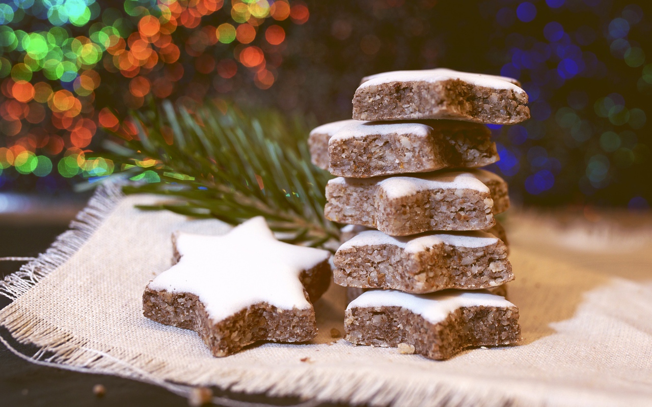 Печенье с глазурью на столе с еловой веткой 