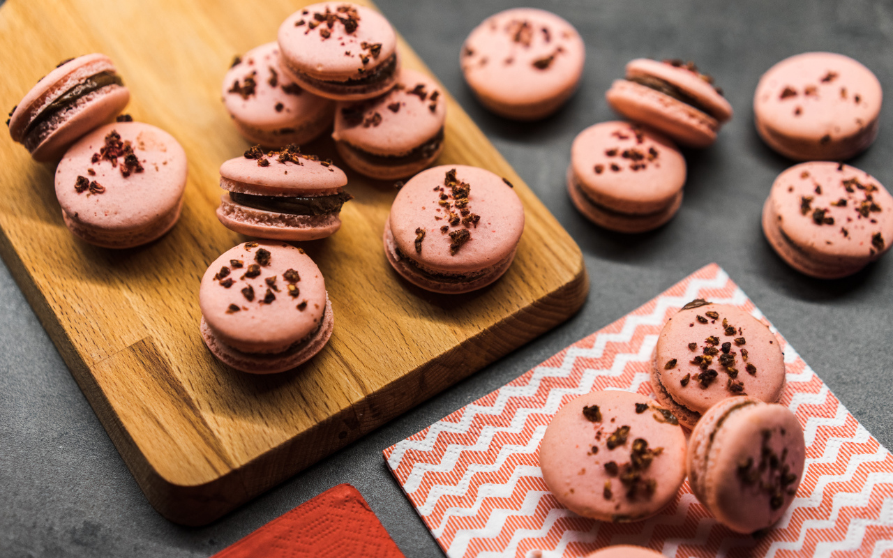 Десерт макарун на деревянной доске