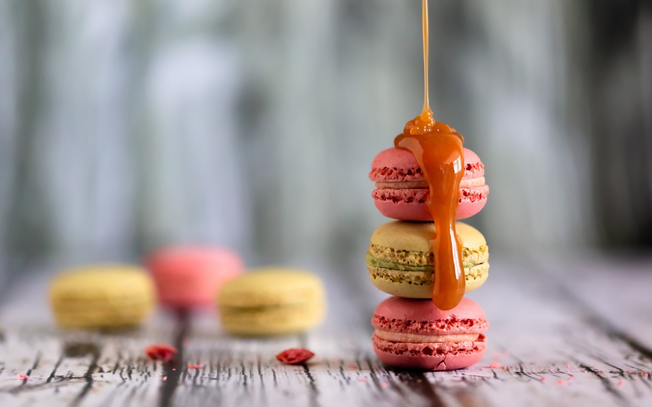 Десерт макарун с карамелью на столе