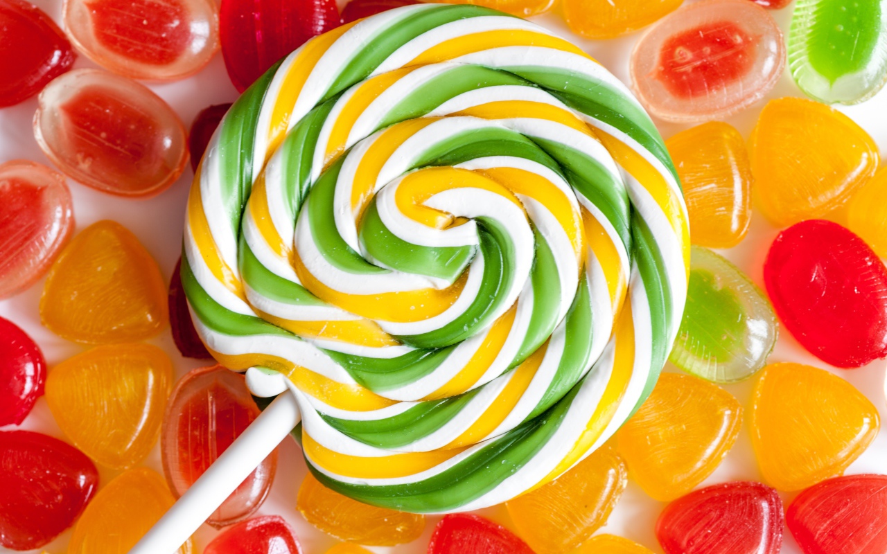 Разноцветный большой леденец на палочке крупным планом