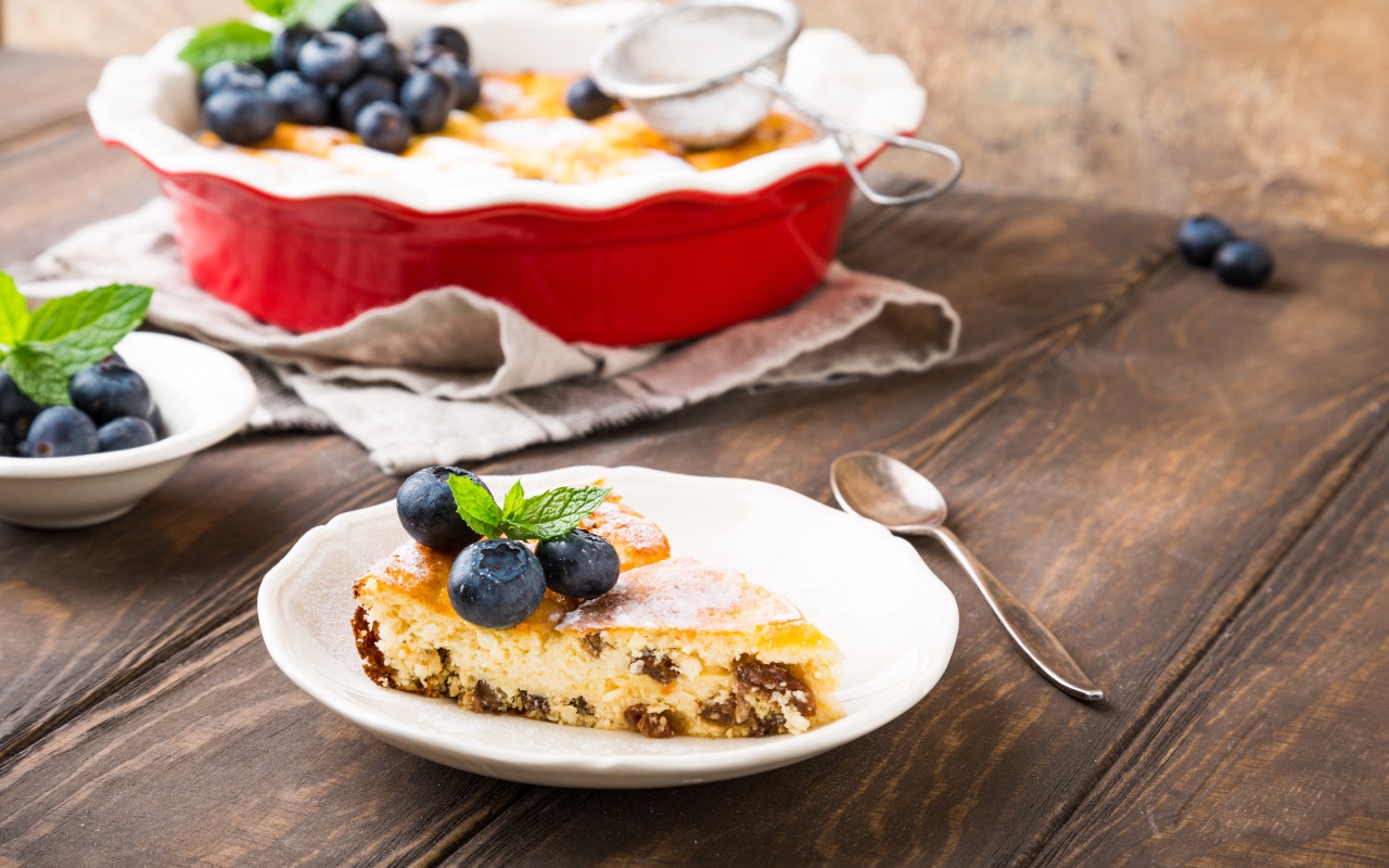 Пирог с изюмом и ягодами черники на столе