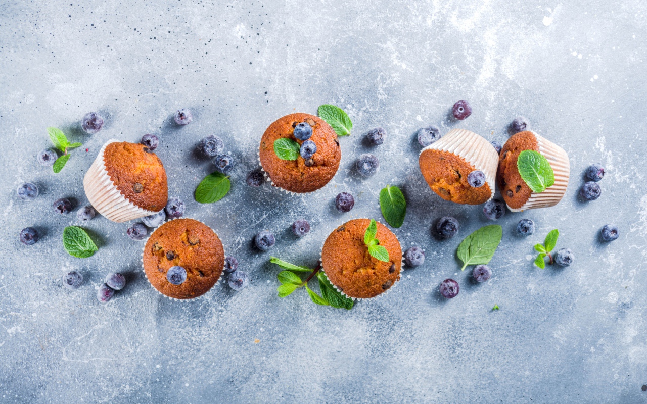 Румяные кексы на столе с ягодами черники