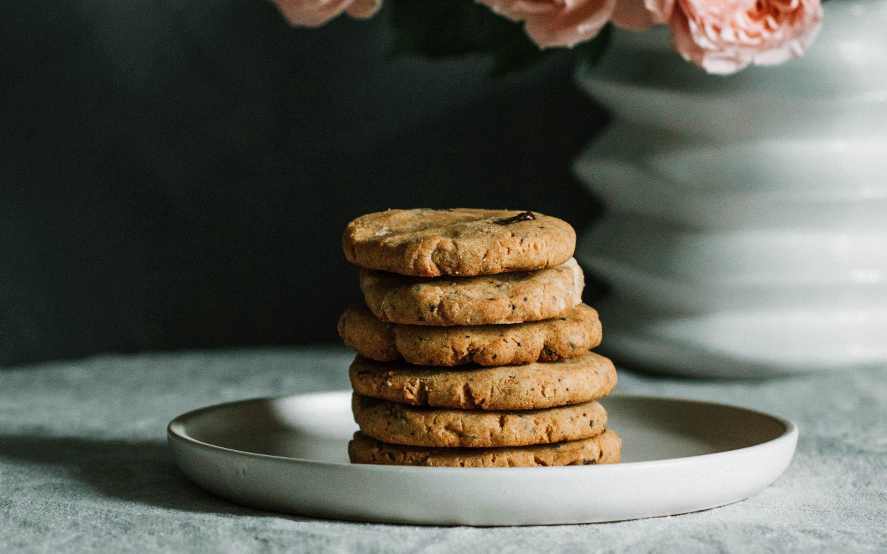 Песочное печенье на тарелке на столе