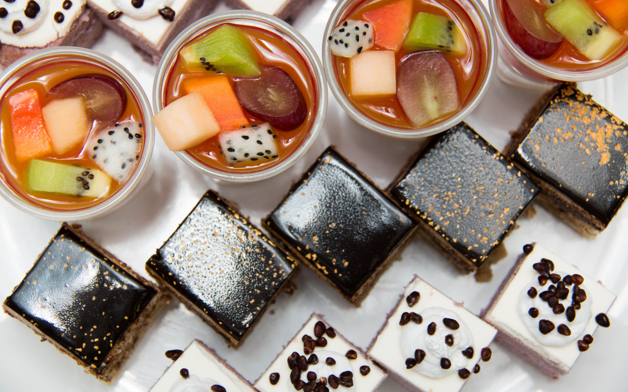 Вкусные пирожные на столе с соком 