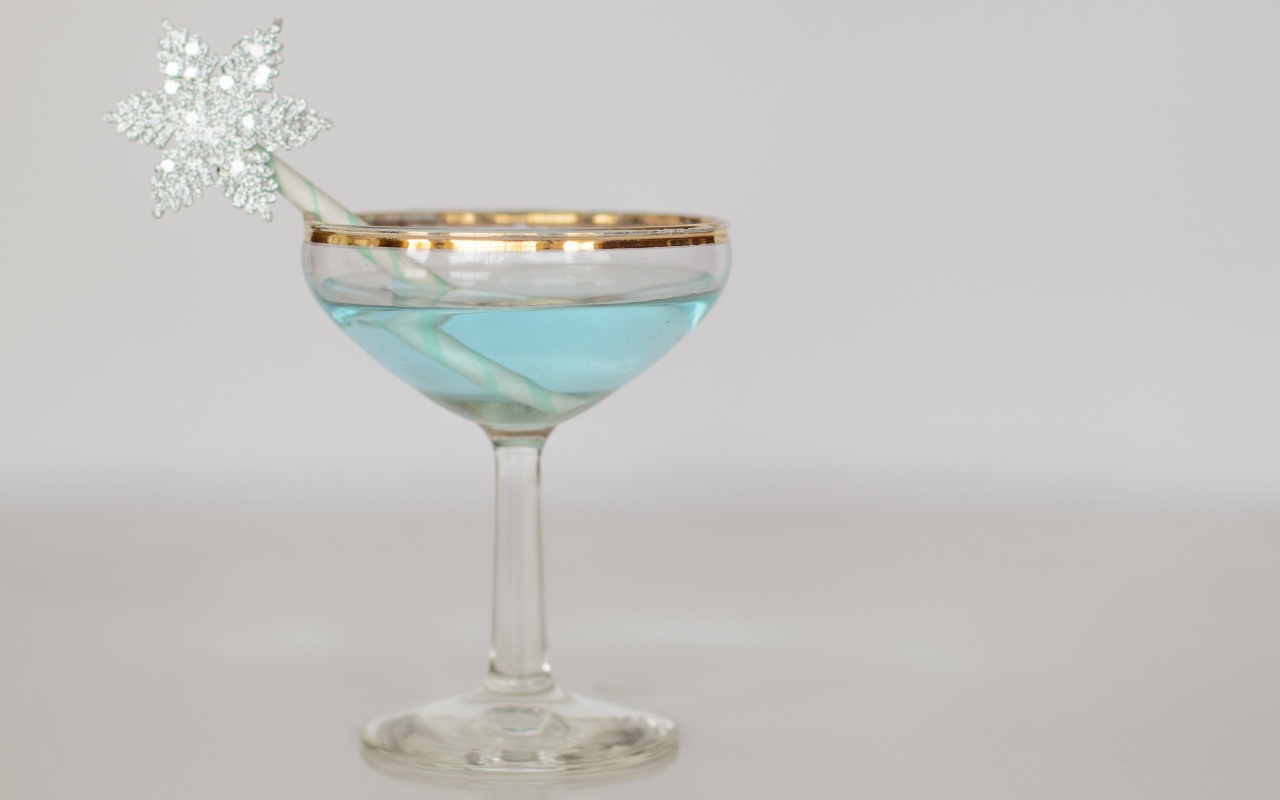 Голубой коктейль в бокале с трубочкой