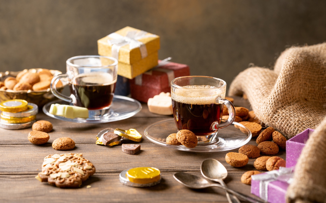 Кофе на столе с печеньем и подарками