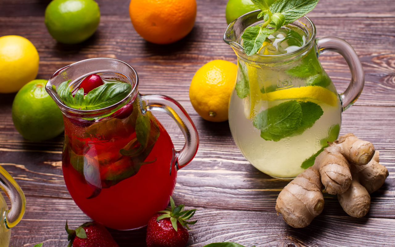 Холодный клубничный и лимонный мохито на столе с имбирем и цитрусовыми