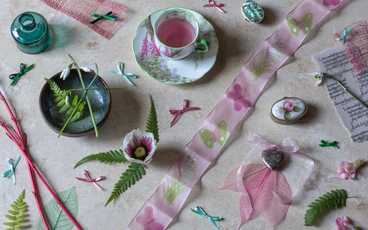 Чашка напитка на столе с лентами и украшениями