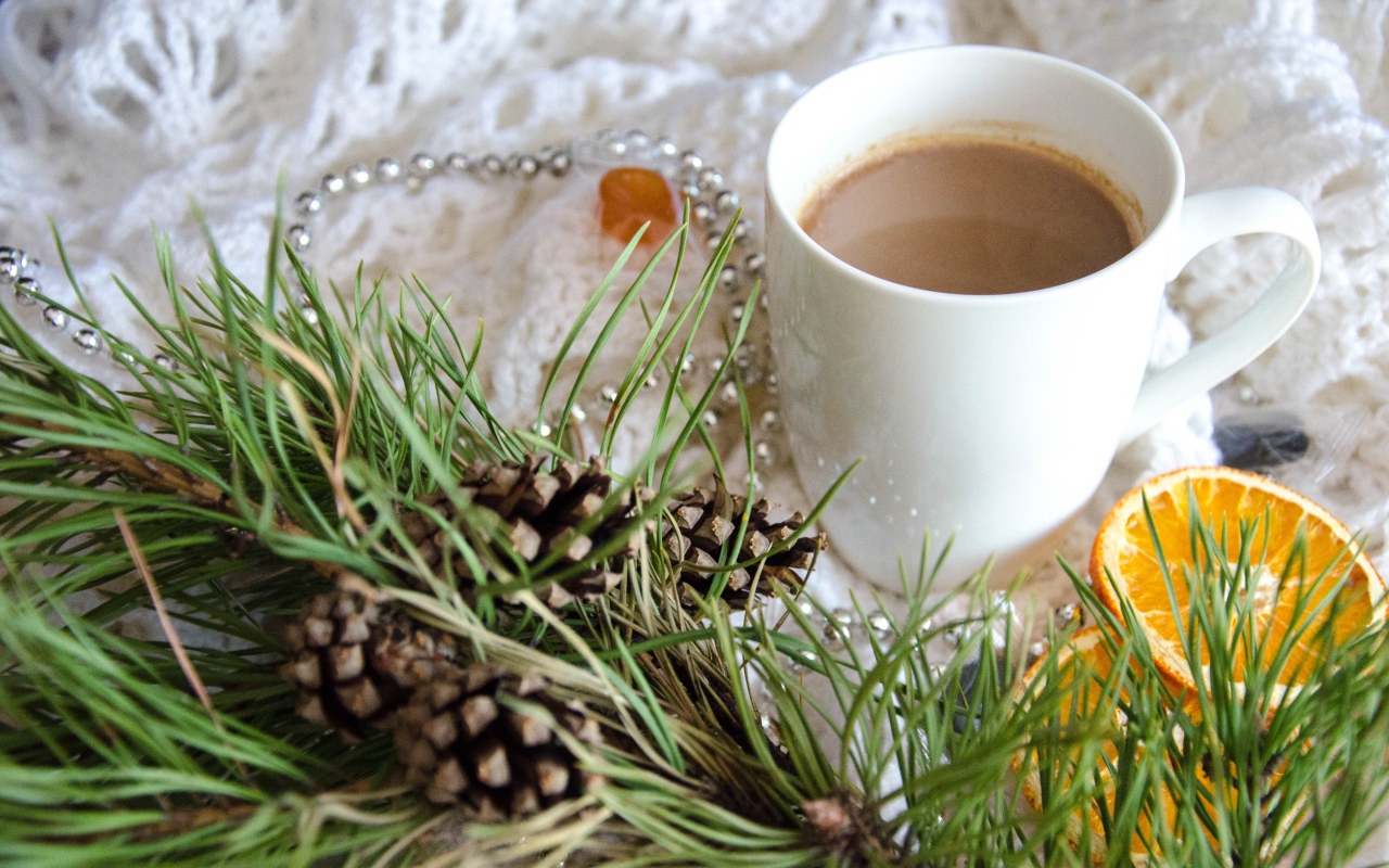 Чашка горячего какао с веткой сосны и апельсинами