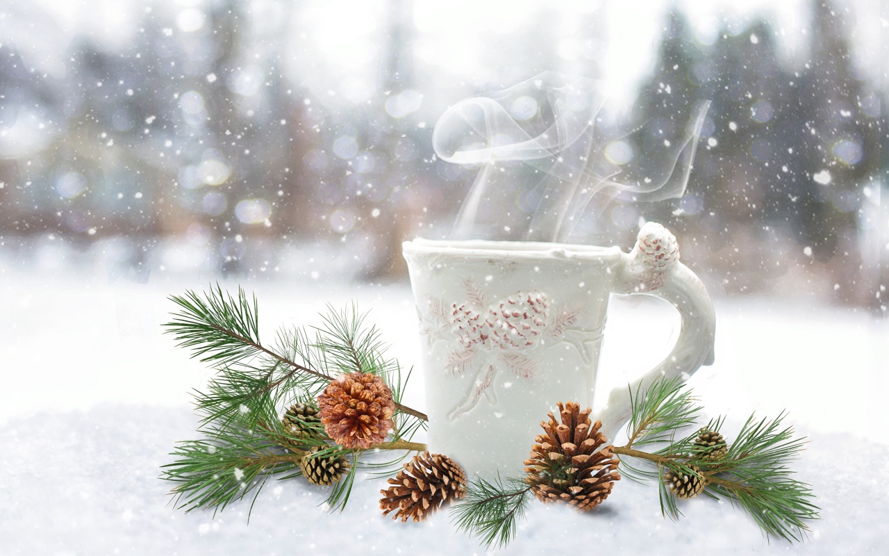 Чашка горячего кофе на снегу с сосновой веткой 
