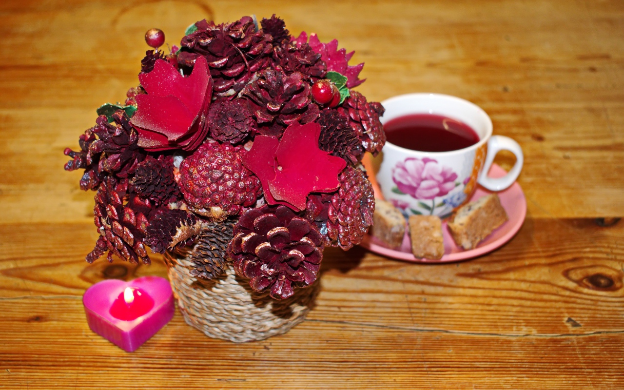 Чашка чая на столе с декором и свечой