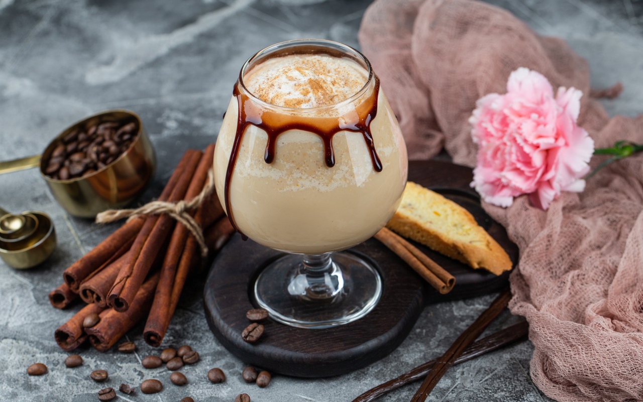 Вкусный кофейный напиток на столе с корицей и гвоздикой