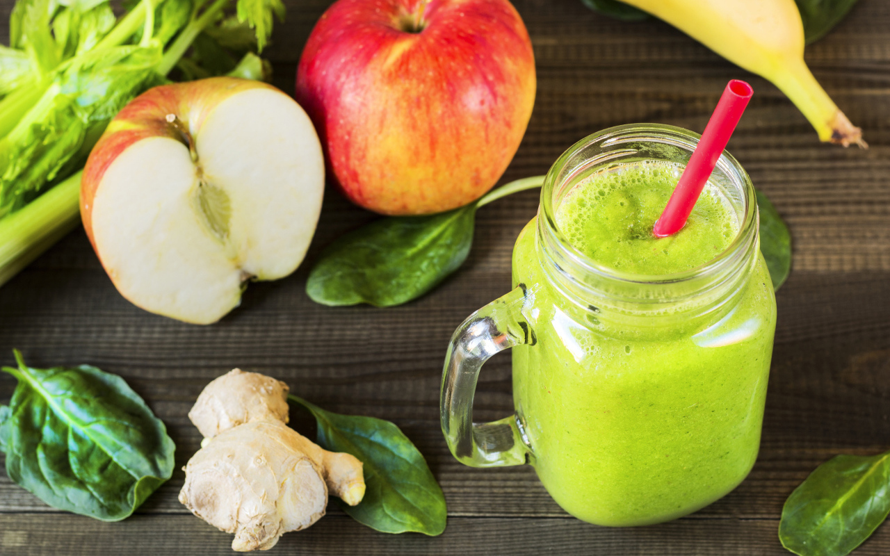 Зеленый смузи на столе с яблоками и имбирем