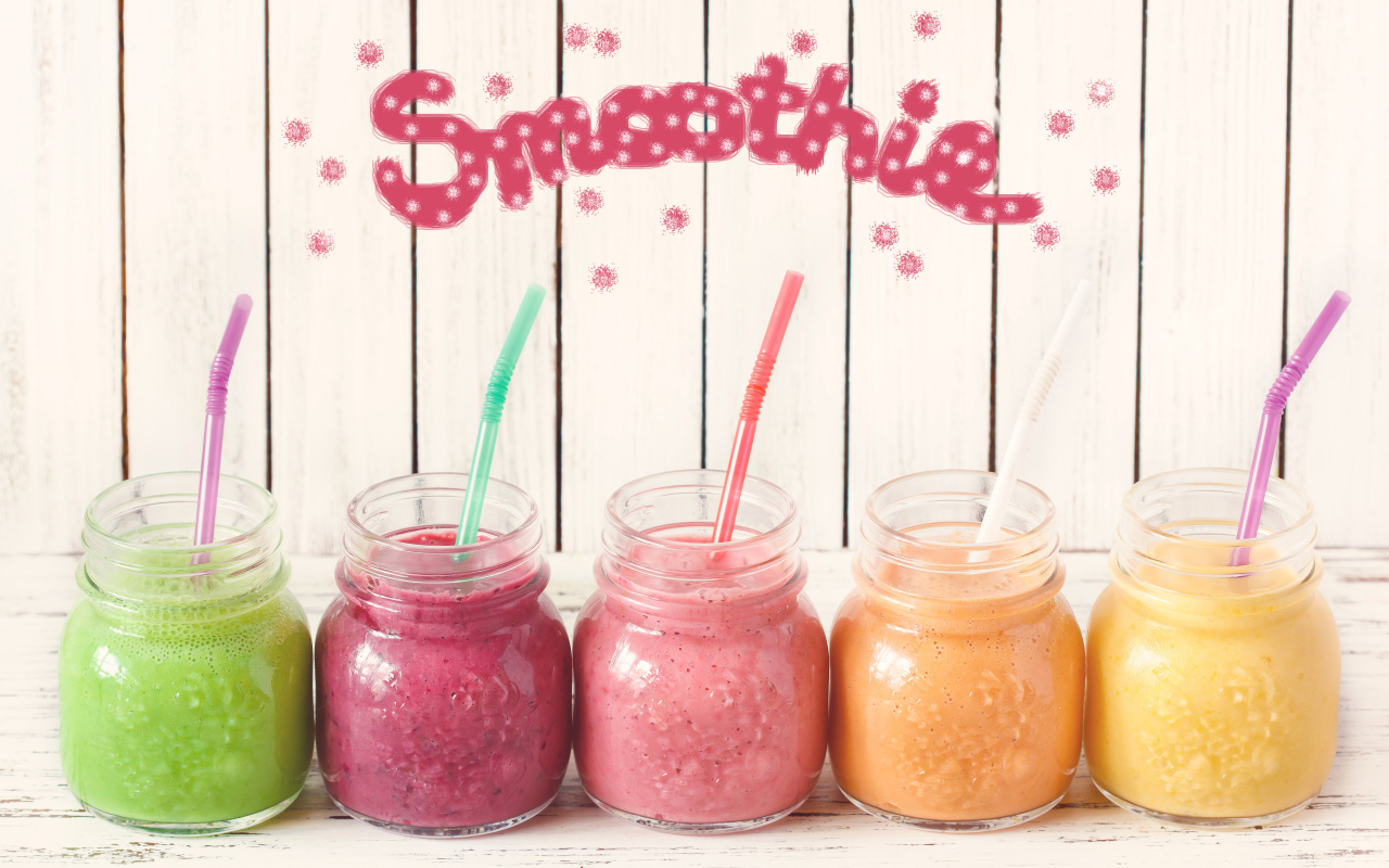 Баночки с разноцветным смузи с трубочками