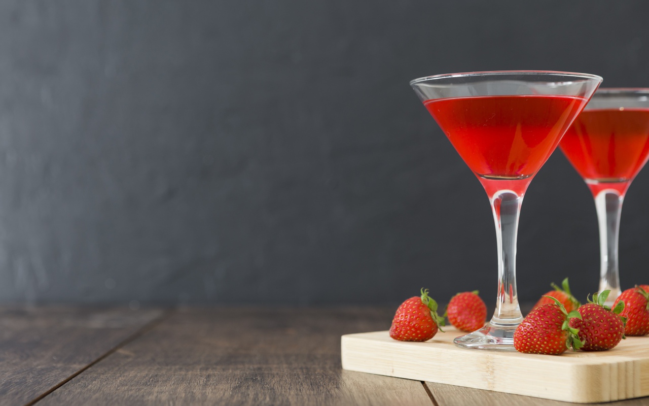 Клубничный коктейль на столе на сером фоне