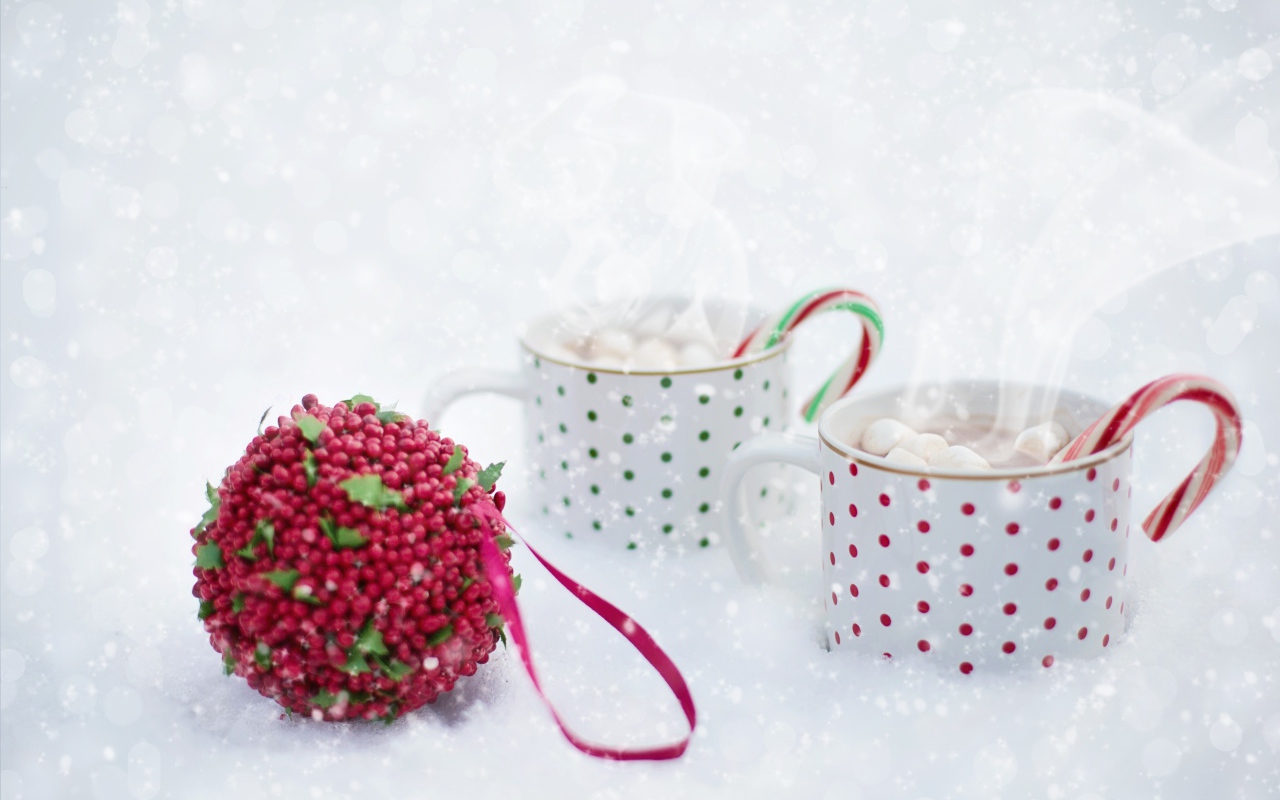 Две чашки горячего какао с маршмеллоу на снегу 